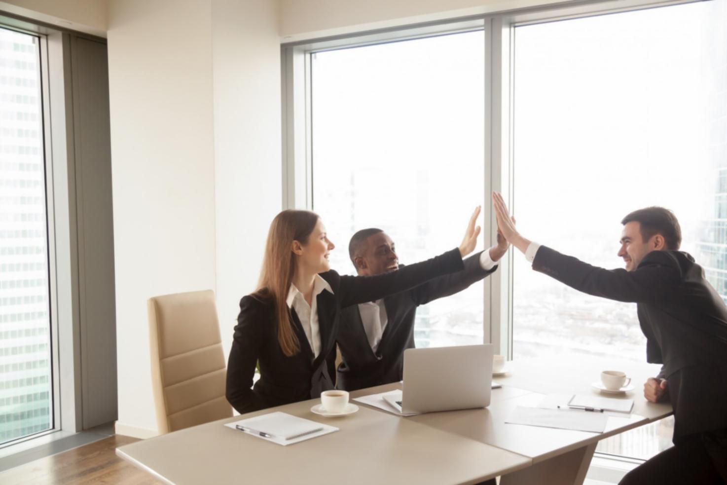 Taller de creatividad en equipo con participantes colaborando